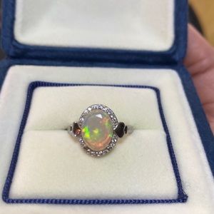 💗beautiful white opal 1.78 tcw set in 925 sterling silver.